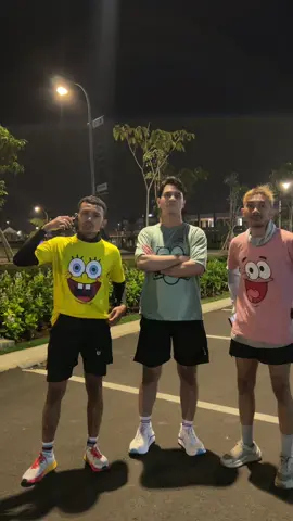 muka muka terpaksa pake kaos spongebob 🙂 #kaosspongebob 