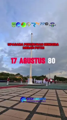 Upacara penurunan bendera merah putih peringatan hari ulang tahun ke-80 kemerdekaan Republik Indonesia tahun 2025 dengan tema 