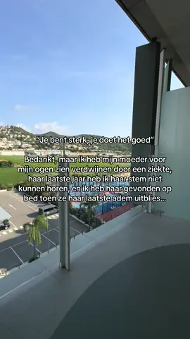 Ik heb mijn moeder niet alleen verloren op die ene dag dat ik haar vond op bed, maar eigenlijk al veel eerder. Het was een tijd waarin ik stukje bij beetje afscheid van haar moest nemen. Eerst raakte ik haar stem kwijt. Toen verloor ik de manier waarop ik haar kende, hoe ze keek, lachte, reageerde. En uiteindelijk verloor ik haar aanwezigheid helemaal.🥺 Dat soort verlies gaat zoveel dieper dan alleen dat ene moment waarop haar hart stopte. Het waren maanden van machteloos toekijken, van zorgen maken, van telkens weer voelen dat er een stukje van je weggleed. 💔 #rouw #rouwverwerking #griefjourney #grieftok #griefandloss 