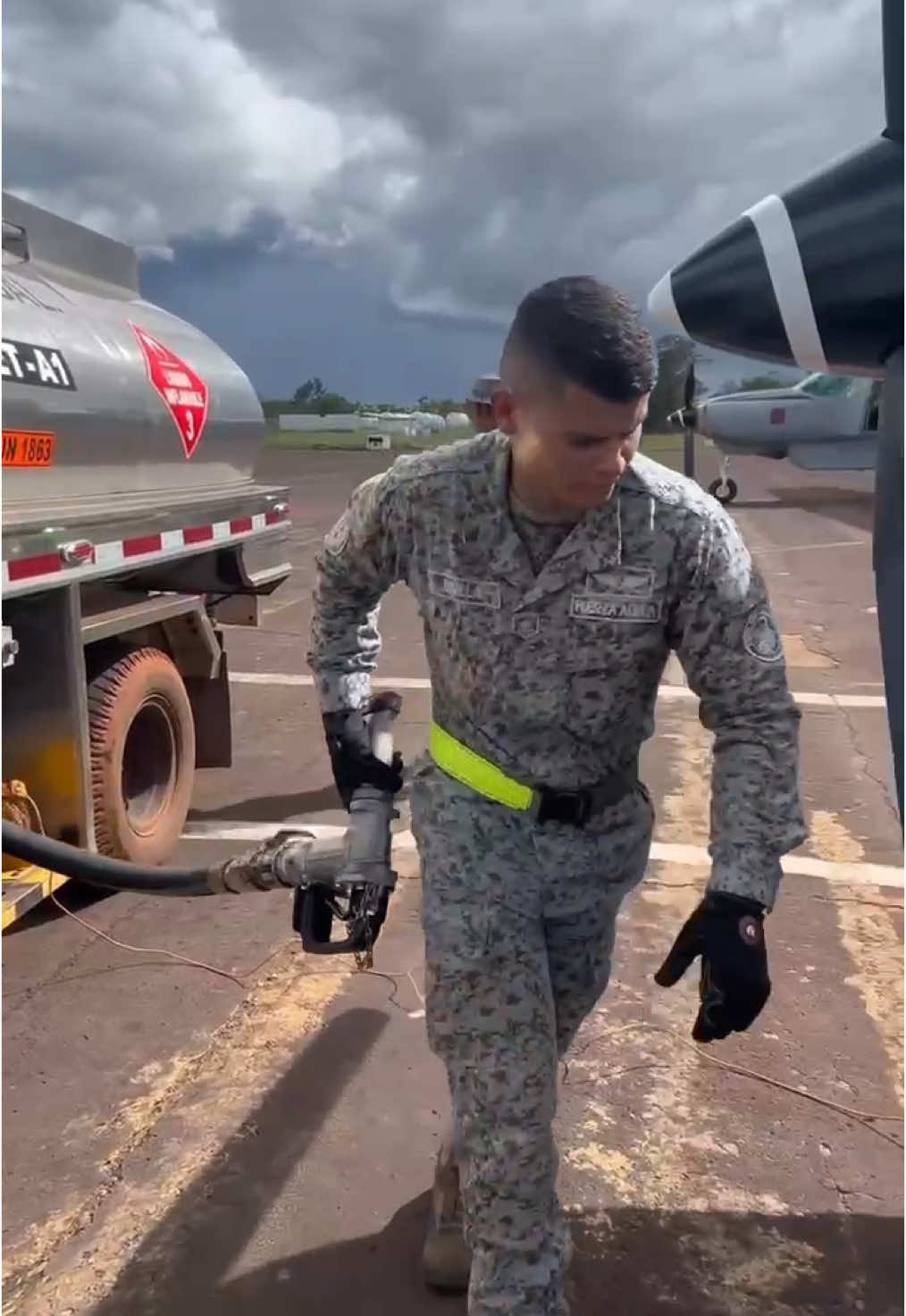 Precisión, calidad y atención al detalle en cada abastecimiento aéreo. 🇨🇴🔧   #AdAstra🚀 #SiempreFirmes #GAORI #HonorEsServir #colombia #AsíSeVaALasEstrellas #2025 #viral #fyyyyyyyyyyyyyyyy #fypシ #followme #foryou #viralvideo #militarylife  #videomilitar 