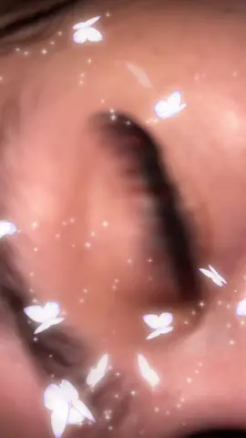 #foryou #fyp #foryoupage #tiktokshop #millruezlashes For only $10 you can get these cute affordable lash clusters that comes with the tweezers and bond / seal and even the remover! Click my link below 👇🏽 