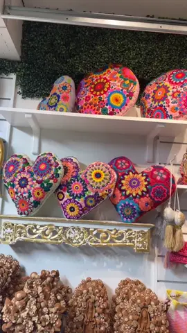 Mis cojines de corazón bordados a mano  los más bonitos #bordadosamano #alamexicana #hechoamanoconamor #loartesanalestademoda #tierramiamodaartesanal 