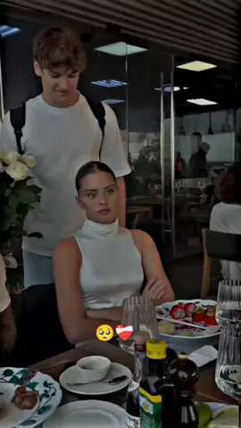 🥺❤️‍🩹 broken heart #lovestory #lovefimly #fyp #foryou #foryoupage #trending #tiktok #viraltiktok #viralvideo 