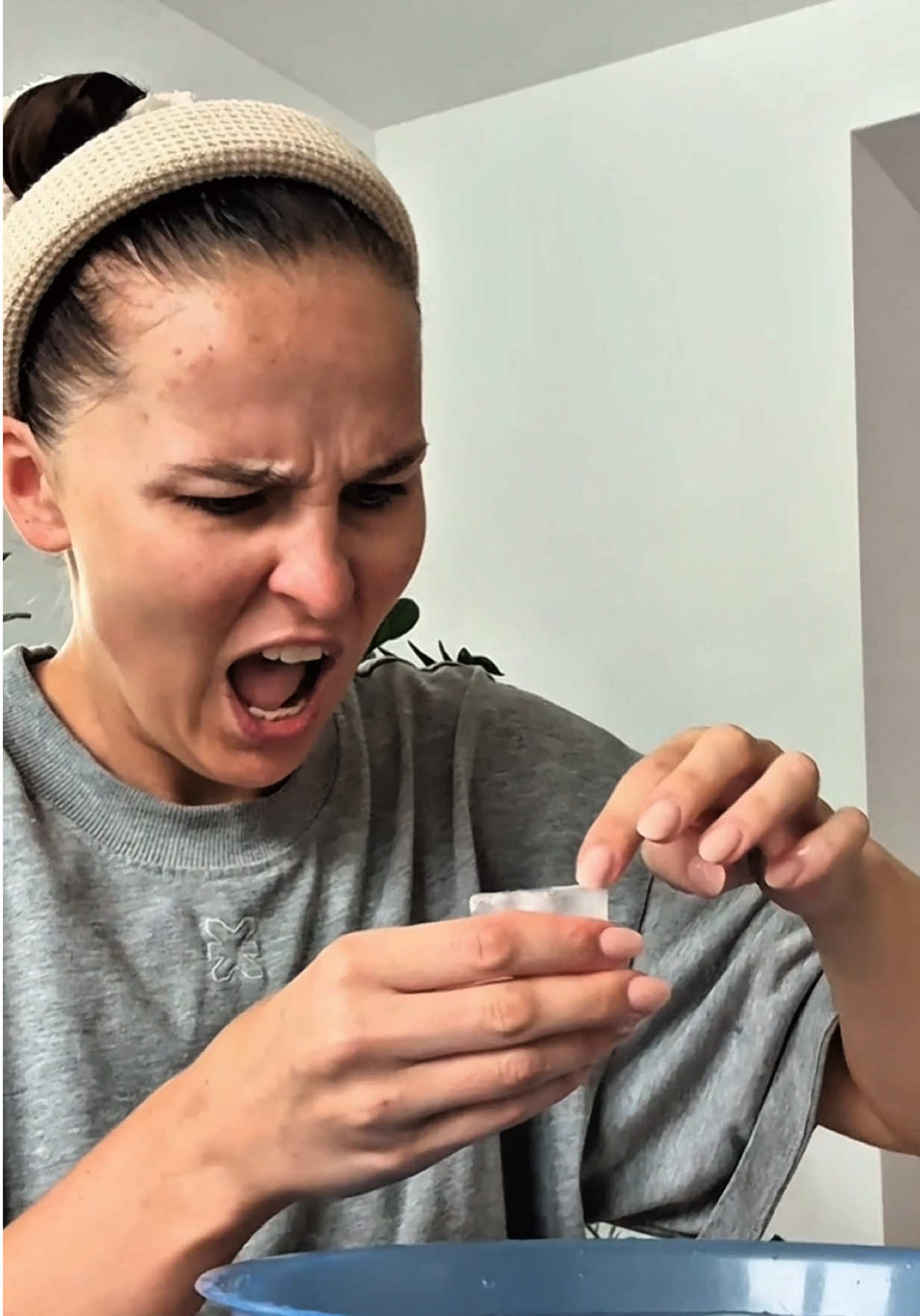 Warum sagt mir denn keiner, dass das so kalt ist?!🥶Habt ihr schon mal Gesichts eisbaden probiert und Erfolge gesehen? Ich bin jetzt auf den Geschmack gekommen, das in meine Morgen Routine einzubauen. Man kriegt schon einen frische Kick und fühlt sich gut. Und es soll die Haut straffen, Schwellungen reduzieren und kann Poren verfeinern. 🧊✨ Na dann schauen wir mal was wird 
