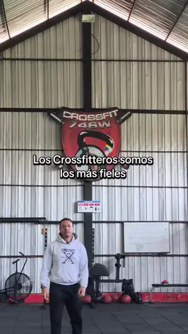 No seas Toxic@ los front squat, los clean, los back squats etc, pueden provocar marcas en la piel 🙄 Etiqueta a tu #toxica #toxico #crossfit #Fitness #partner @Mike|Fitness Coach👉🏻🧠 