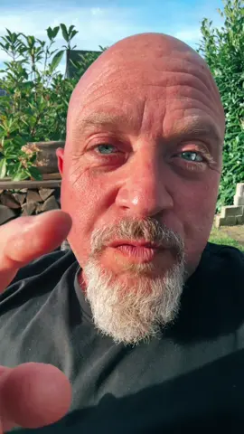 1.	Wenn du meinen Frieden sehen könntest, würdest du nie glauben, wie viel Schmerz er gekostet hat. 	2.	Tränen sind nicht nur Wasser – sie sind Wunden, die nie erzählt wurden. 	3.	Grenzen sind Mauern, die ich mit meinen eigenen Narben gebaut habe. 	4.	Wer meine Grenzen nicht versteht, versteht auch meine Geschichte nicht. 	5.	Jedes „Nein“ war ein „Ja“ zu mir selbst. 	6.	Frieden ist kein Geschenk, er ist eine Entscheidung – gegen Lärm, gegen Drama, gegen falsche Liebe. 	7.	Ich habe gelernt: Weniger Menschen bedeuten mehr Freiheit. 	8.	Frieden ist, wenn du nicht mehr erklärst, sondern nur noch lebst. 	9.	Wer dich wirklich liebt, sieht dein Schweigen und hört trotzdem deine Seele. 	10.	Innere Ruhe kommt nicht, wenn alles leicht ist – sie kommt, wenn du endlich stark genug bist, das Schwere loszulassen. 	11.	Ich schulde niemandem mehr mein Lächeln – nur mir selbst. 	12.	Ein Herz, das überlebt hat, darf Grenzen haben. Es hat sie gebraucht, um nicht zu zerbrechen. 	13.	Frieden bedeutet, dass du nicht mehr alle rettest – sondern dich selbst zuerst. 	14.	Wahre Stärke ist nicht lauter geworden – sie ist still, unerschütterlich, kompromisslos. 	15.	Und wenn jemand fragt, warum du dich verändert hast, sag: „Weil ich mein Leben nicht mehr für andere verbrenne.“ 👉 Dein Frieden ist kein Luxus. Er ist dein Überleben. Mach dir mal Gedanken. Alles Liebe, alles Gute. Giovanni Agosta. #Frieden #Stärke #Loslassen #Selbstliebe #GiovanniAgosta