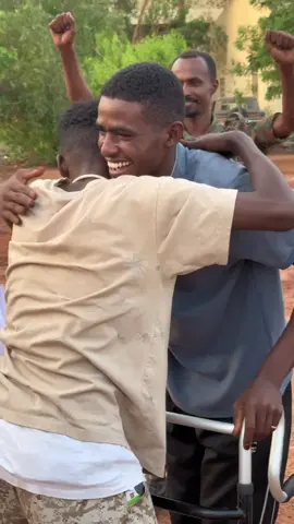 طلال..  وجه دايمًا ضاحك... لكن في الضحكة دي حكاية صمود، وسند ما بتتهز.. ولد الميدان، وعنوان الثبات، تلقى في قلبه سلاح، وفي إيده سلام، وفي ضهر الصحبة واقف زي الجبل.. ما بتراجع وما بنكسر. طلال : ده رمز للعزيمة البتمشي على الأرض وتزرع أمل في كل خُطوة.   #CapCut 