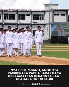 ✨🇮🇩 Momen Haru Paskibraka Papua Barat Daya: Sahabat Sejati di Bawah Sang Merah Putih 🇮🇩✨ Di tengah khidmatnya upacara HUT ke-80 RI di Papua Barat Daya, salah seorang anggota Paskibraka terlihat mulai goyah. Tubuhnya hampir tumbang karena kelelahan dan teriknya matahari. Melihat hal itu, teman di sebelah kirinya sigap meraih tangan dan menahannya agar tetap berdiri tegak. Namun yang membuat suasana semakin haru, tanpa aba-aba, teman di sebelah kanannya pun ikut memegang erat. Pegangan tangan dari kiri dan kanan itu bukan hanya menyelamatkan sahabat mereka, tetapi juga menjaga barisan tetap kokoh dan memastikan Sang Saka Merah Putih tetap berkibar dengan sempurna. Mereka bertiga berdiri dalam satu barisan, dengan tangan saling menggenggam, menahan lelah bersama, melanjutkan tugas mulia hingga akhir. Sebuah potret nyata tentang persaudaraan, kesetiaan, dan cinta tanah air yang lahir dari jiwa generasi muda Papua Barat Daya. Kadang, perjuangan tidak perlu kata-kata. Cukup genggaman tangan yang tulus untuk saling menguatkan. ❤️🤝 #HUTRI80 #Paskibraka #PapuaBaratDaya #MerahPutih 🎥 vt/Jenifer Gurning