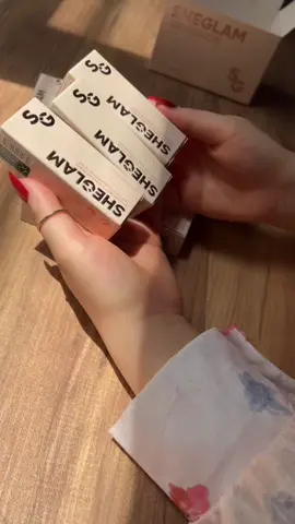 ✨ كحلة شيكلام الأصلية ✨ مثالية للعيون السموكي أو الرسمة الكلاسيكية 👁️ خلي مكياجچ يكتمل بكحلة تبرز جمال عيونچ 🧸♥️ تابعو صفحتنا على الإنستغرام  https://www.instagram.com/swanstore___?igsh=YjZ1emQ2aTBvNTdr #fyp #hashtag #sheglam #foryoupage #levelup 