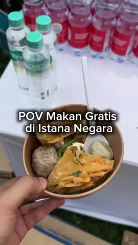 Dikasih hampers, makan gratis, hiburan seru!!!! Gak nyangka seseru itu upacara 17 agustus di Istana Negara. Tahun depan semoga kalian bisa ikutan yaaa #promomakanmerdeka #dirgahayuindonesia80 #bersatuberdaulatrakyatsejahtera #makangratis #prabowosubianto 