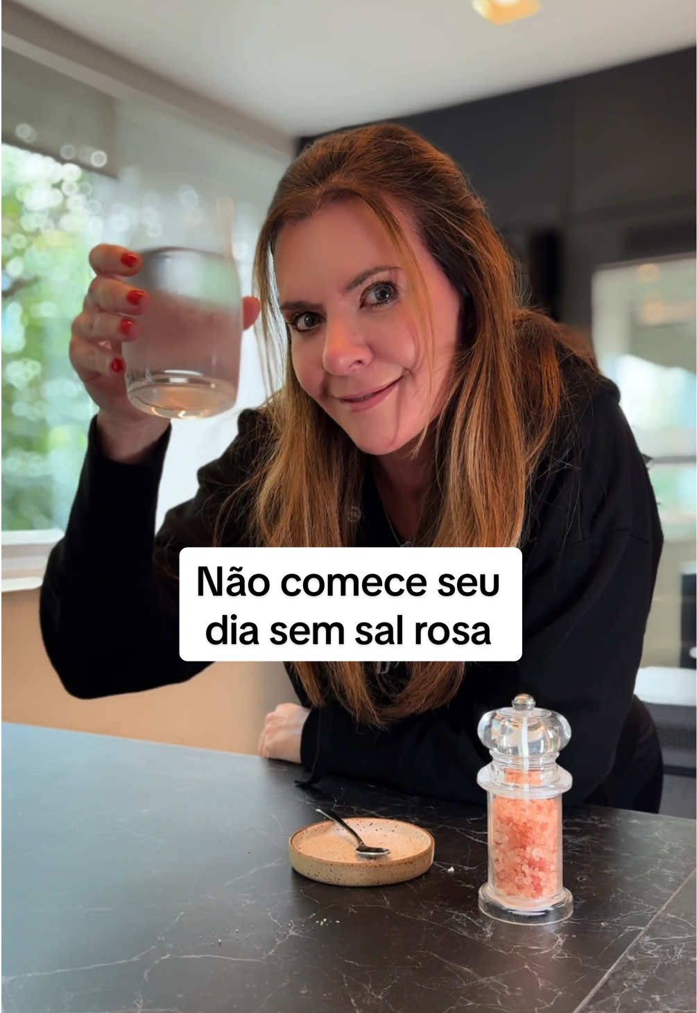 Você já ouviu falar em começar o dia com água + sal rosa? Parece simples, mas esse hábito pode trazer benefícios reais pro seu corpo: ✨ Hidratação mais eficiente ⚡️Equilíbrio dos minerais 🚽Ajuda no intestino preguiçoso Não é mágica, é bioquímica! E o segredo tá na qualidade do sal e na quantidade certa. Já testou essa dica? Me conta aqui nos comentários e marca a amiga que precisa saber disso!
