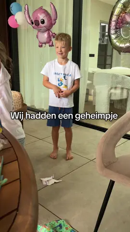 Samen een geheimpje. Oh wat vind hij dit mooi! Hij was onderhand nog enthousiaster om op te staan op haar verjaardag dan Lua zelf! Wat was ze blij dat toch nog haar grootste wens uit kwam 😍💙
