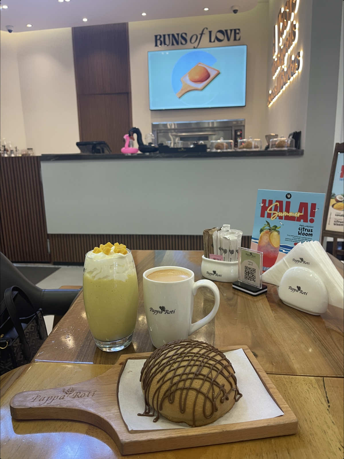 @باباروتي✨ ‎اليوم رحنا كافيه  ‎مكانه بمجمع بروميناد 📍 ‎حبينا قعداتهم وتعامل الموظفين 🥹🥹 ‎الكافيه معروف بالبن وحاليا منزلين مشروبات صيفيه يديده 😍 ‎اليوم جربنا منهم👇🏽 -Nutella bun ‎صراحه ماتوقعت طعمه حلو جذيي حيل حبيناه لذييذ وخفيف😍 -cocolush ‎من المشروبات الصيفيه اليديده اختي جربته وتقول حلو وجربته منها عجبني همن🤣🤣🩷 -Pappa milk tea ‎حبيييت المشروب😍😍 ‎انصح تجربونه عندهم افرع ثانيه بالافنيو وبوليفارد📍 @Hajer Alotaibi  __________________________________ #الشعب_الصيني_ماله_حل😂😂 #سويت #مشروبات #blog #summervibes☀️ 