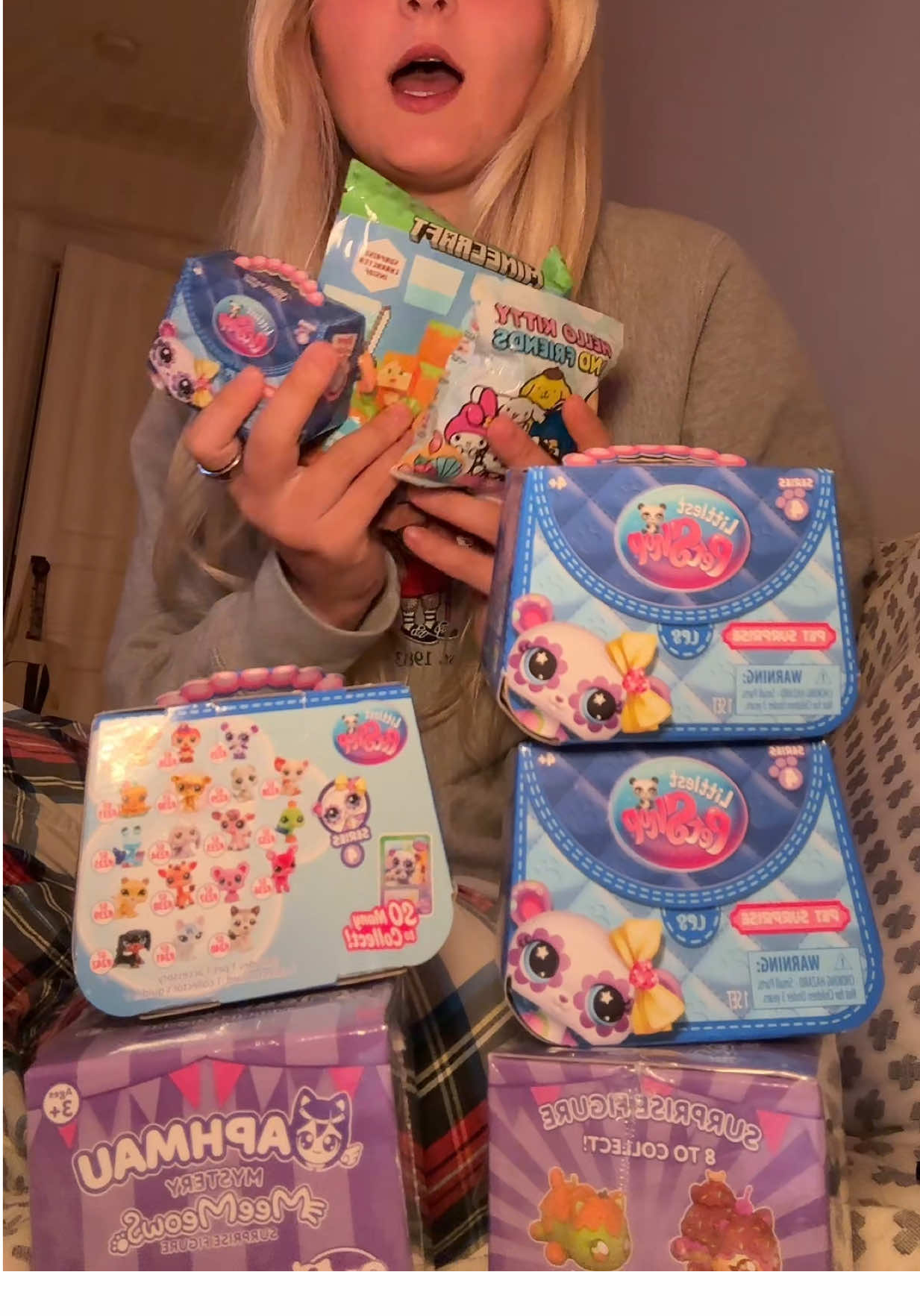 In a deep addiction…but having the time of my lifeeeeee. For my loyal followers enjoy 😍😍😍😍 #blindboxopening #blindbox #lps #meemeows 