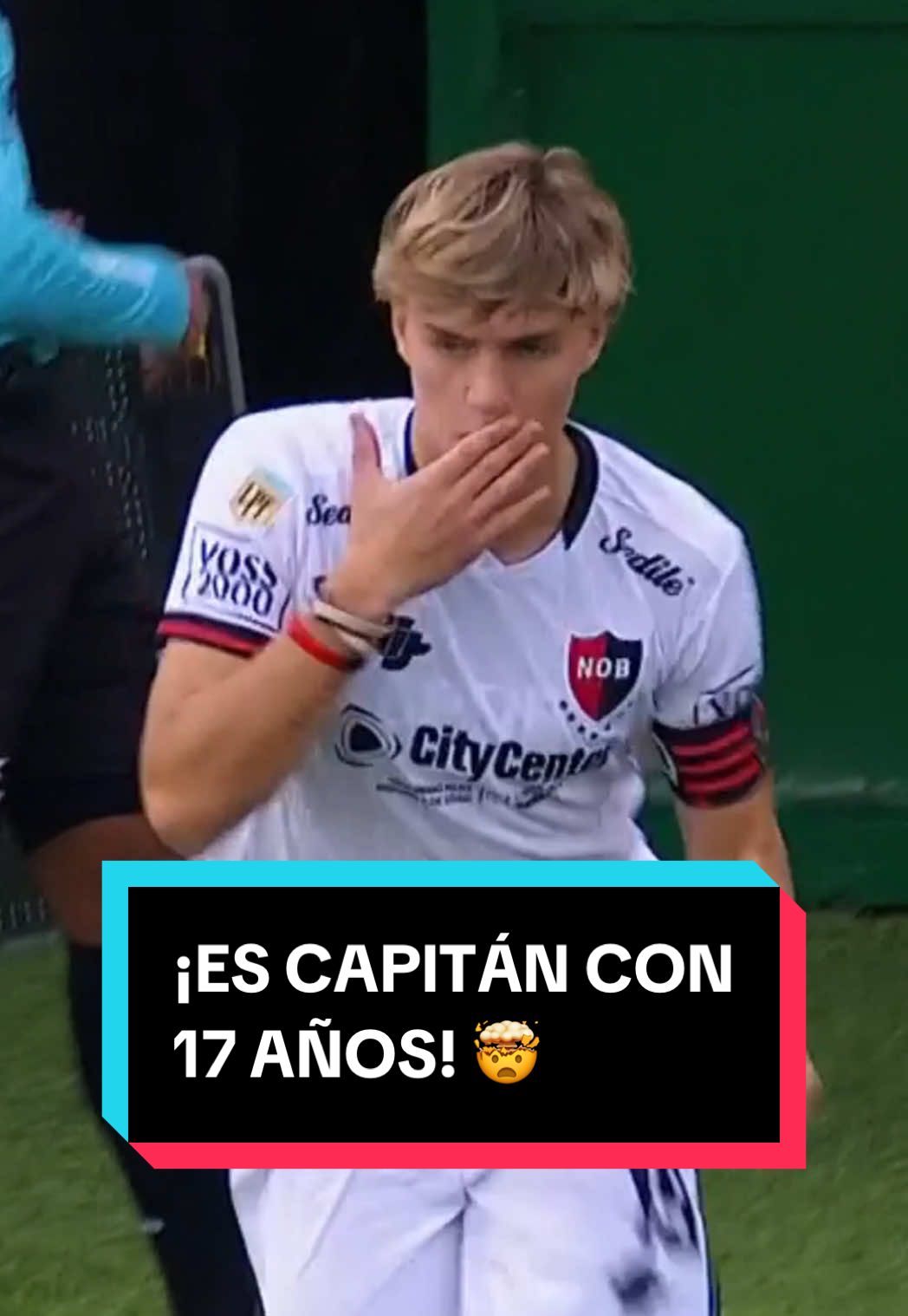 ¡QUÉ PERSONALIDAD, PIBE! 😱 Jerónimo Gómez Mattar tenía un solo minuto en Primera División e ingresó con la cinta de CAPITÁN ✅⚫️🔴 🇦🇷📺 ESPN Premium | Suscribite al Pack Fútbol | #TorneoClausura #TikTokDeportes #futbolargentino 