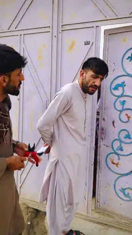 کارمند های برق -برق کاکا تور را قطع کردن -میگویند چرا بل تو کم میاید🤣😂🤣#کاکا_تور #دیوانه_خانه_حبیب #کاکاتور #حبیب_و_کاکاتور #حبیب_درویش 