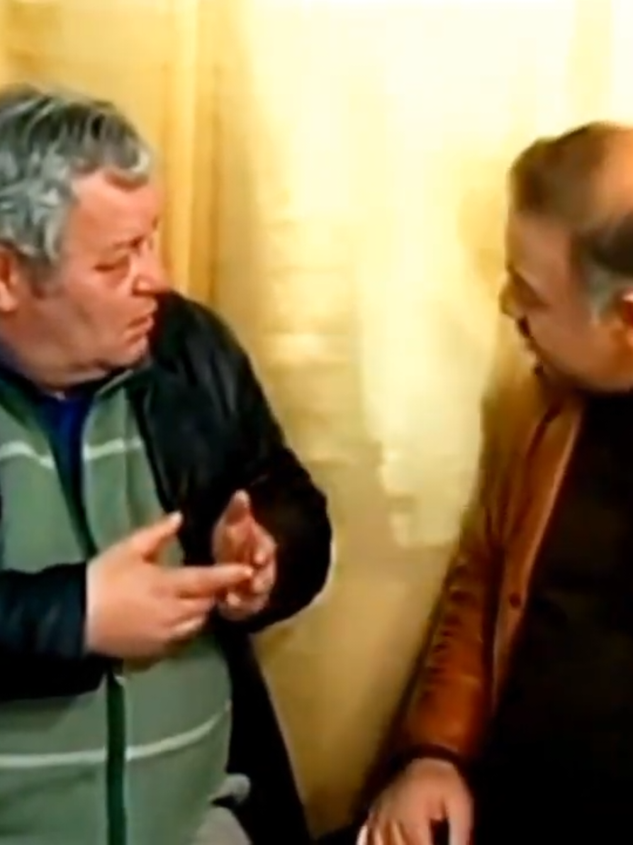 Besnik Çinari & Behar Mera - Tironcit e vjeter 👏😂 (Grimcë Humoristike) Për më shumë video na ndiqni në: Instagram / @nbahce.ton https://www.instagram.com/nbahce.ton Youtube / ‎⁨@nbahceton⁩   https://www.youtube.com/@nbahceton Youtube / ‎⁨@NDRIIT⁩   https://www.youtube.com/@ndriit  Facebook / @nbahce.ton https://www.facebook.com/nbahce.ton TikTok / @nbahce.ton https://www.tiktok.com/@nbahce.ton #humor_shkodran #nbahce_ton #ndrit #besnikcinari #beharmera 