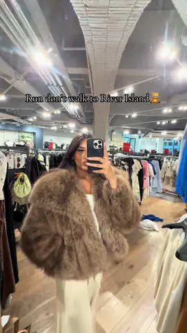 It’s soooo soft and fluffy!! @River Island #autumnoutfits #furcoat #browjacket #fashiontiktok 