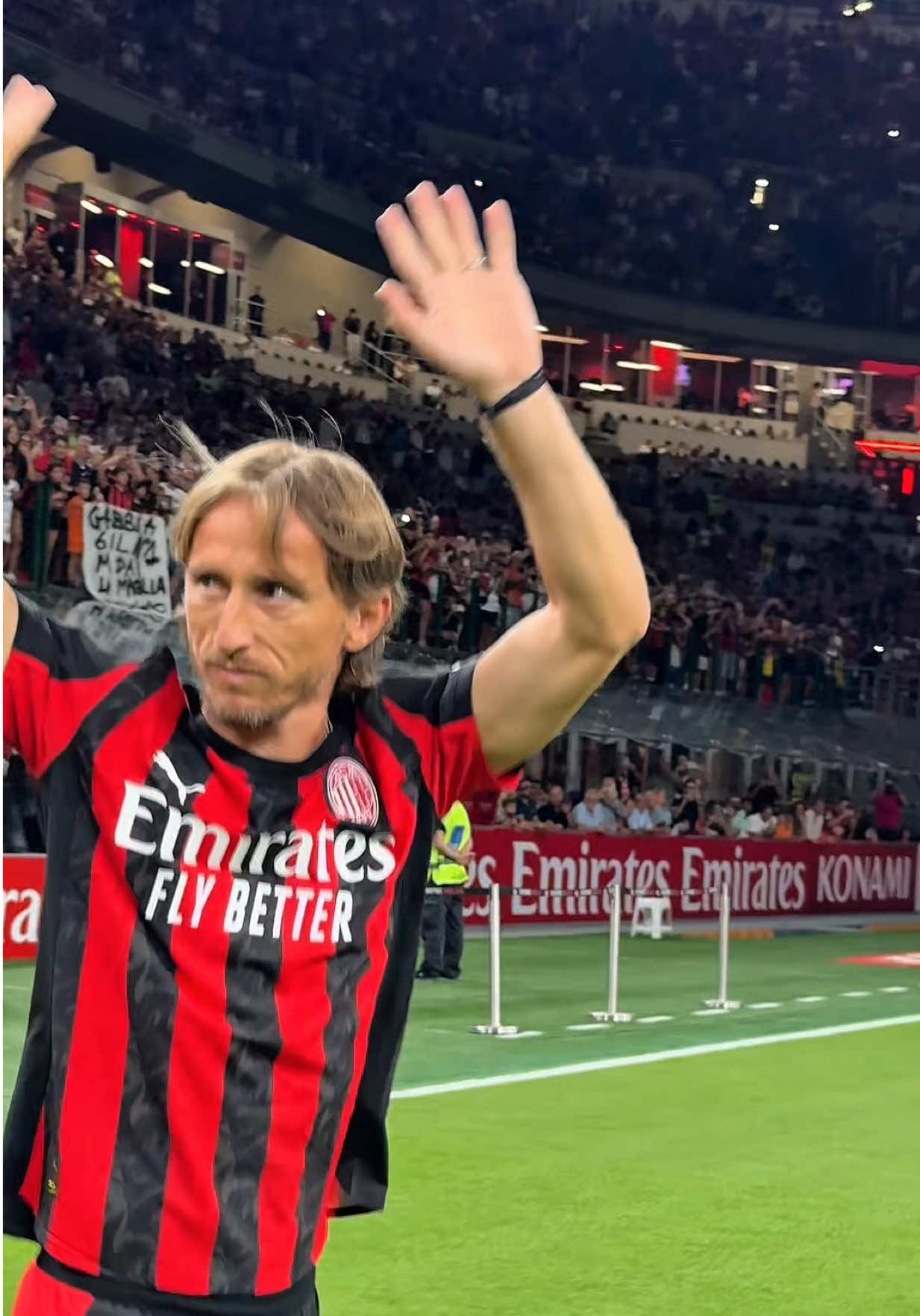 #Modric a San Siro! Benvenuto Luka ❤️🖤😍 #acmilan #tiktokcalcio #tiktokfootball  