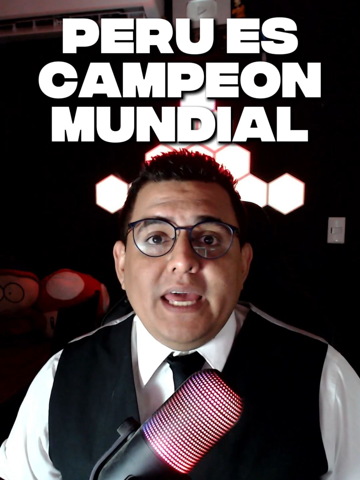 🇵🇪🎮 Peru se convierte en campeón mundial.  Suena como meme, pero no, es 100% real y acaba de pasar en el Pokémon World Championships 🏆✨. Cinco jóvenes peruanos, que hace un año no tenían ni para costearse el avión porque “eso de Pokémon Unite es un juego de niños”, hoy dejaron a medio planeta en shock: vencieron a Zeta Division, el invencible equipo japonés que arrasó el torneo sin perder un solo round 🤯🔥. Con una final de infarto, Perú UNITE se consagró campeón mundial en Anaheim, California, llevándose nada menos que 2 millones de dólares 💵💵 a repartir entre el equipo. Para dimensionarlo: el año pasado apenas lograron colarse entre los 4 mejores, esta vez rompieron la barrera, derrotaron a los favoritosy le demostraron al mundo que el talento latino también puede dominar un MOBA en la élite competitiva 🌍💪. Mientras tanto, la comunidad celebró en redes como si se tratara de la final del Mundial de fútbol ⚽🐀, y no es exageración: Perú ahora está escrito con letras doradas en la historia de los esports. Porque sí, a veces los héroes no levantan la Copa del Mundo… sino que una Pokébola. 🔥🐉 #peru #pokemon #videojuegos #noticias #Gamerdenacimiento #Gamers #Gaming #gamers #Gamerdenacimiento #pokemonunite #pokemonworldcup 