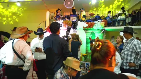 Así es cubrir un evento con temática de vaqueros. Como fotógrafo hay que estar pendiente de cualquier situación para capturar los mejores momentos. #tipsparafotografos #tiktoksdefotografos 
