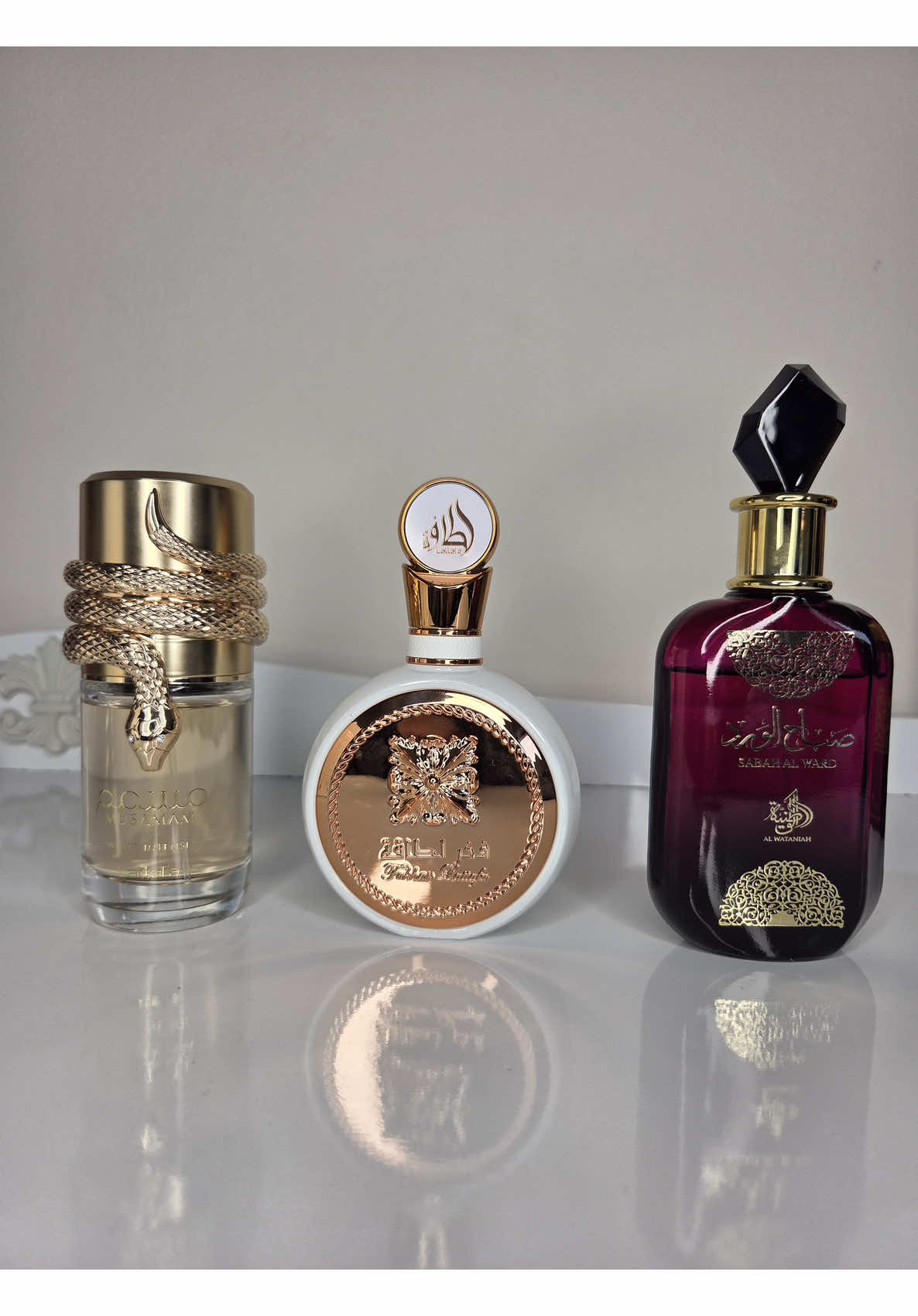 Kit 3 Perfumes Árabes Femininos Descubra o luxo da perfumaria árabe com 3 fragrâncias incríveis:  * Fakhar Rose: Floral e fresco para o seu dia a dia.  * Sabah Al Ward: Perfume marcante e sedutor para a noite.  * Musamam White: Fragrância moderna e envolvente, perfeita para qualquer ocasião. Clique no botão e garanta o seu kit! #PerfumeÁrabe #PerfumeImportado #dicasdebeleza #tiktokbeleza #perfumefeminino 