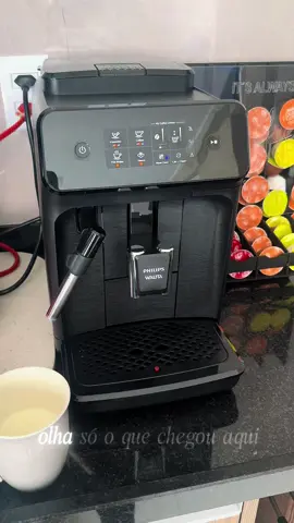 ☕✨ Café de cafeteria sem sair de casa! Minha Philips Walita EP1220 faz leite espumado, mói grãos na hora ou aceita café em pó 😍 Fácil de usar e o cheirinho de café fresco toma conta da casa! #philipswalita #cafeteiraautomatica #cafezinho #rotinhamanha #foryou 