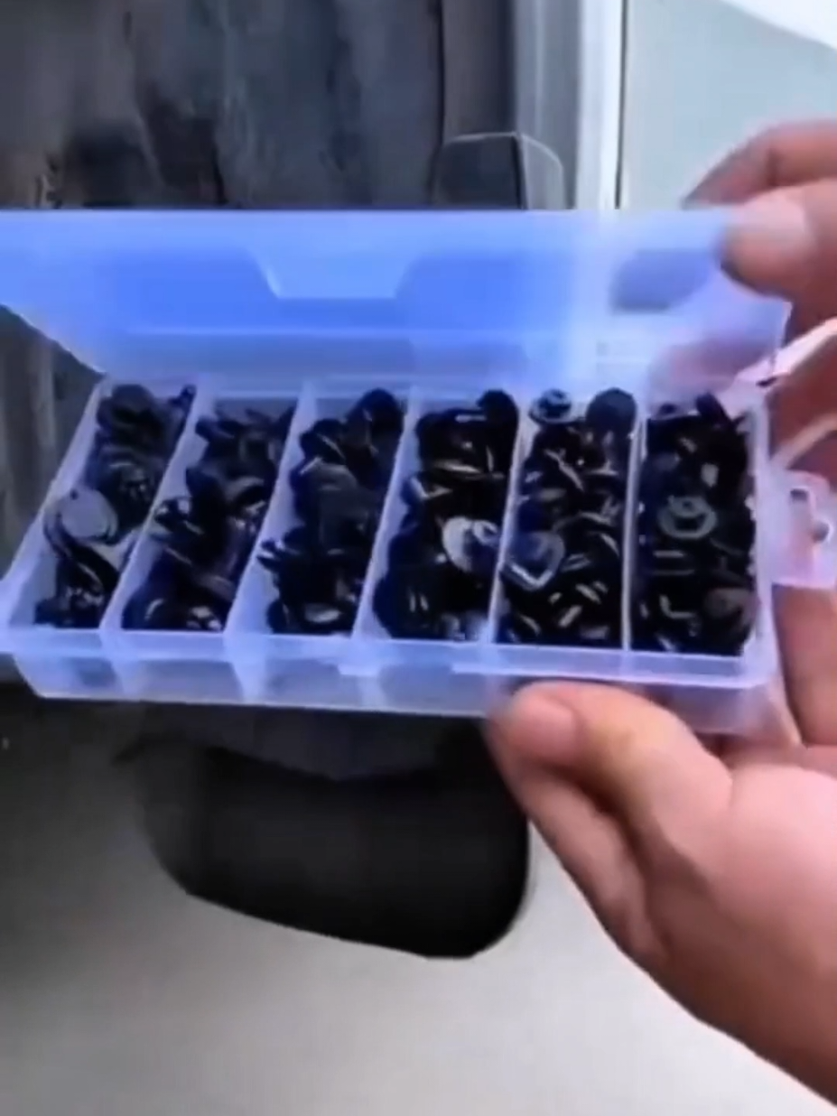 🔧 Kit 100 Peças de Fixadores Plásticos Automotivos Alta qualidade e durabilidade para substituição de peças em para-choques, portas, motores e muito mais. Ideal para oficinas, mecânicos e reparos rápidos no seu carro. 🚗✨#FixadoresAutomotivos #KitAutomotivo #PeçasAutomotivas #ParafusosAutomotivos #manutençãoautomotiva 