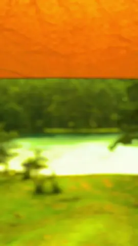 御射鹿池(みしゃかいけ) 鏡のような水面が四季折々の風景を映す美しい池。 あいにくこの時は雨が降ってきてしまい鏡のような水面は見れませんでした。 標高1,500mの山の中にある風光明媚な池。 静かな水面には背景の山々の風景が逆さに映り込み、幻想的な光景を創り出します。 その姿は多くの人のインスピレーションを呼び覚まし、日本を代表する画家、東山魁夷氏の有名な作品《緑響く》のモチーフにもなったことでも知られています。 周囲のカラマツ林は、季節ごとに大胆に色を変えます。春には新緑、夏には深い緑、秋には黄金色に黄葉し、そして冬には真っ白な雪と氷に閉ざされます。 そうしたそれぞれの季節の風景を御射鹿池の水面が静かに映し出し、日々違った顔を見せるのが隠れた魅力と言えます。 同じ日でも、時間帯によって全く違う顔を見せてくれますので、何度も足を運んでいただきたい場所です。 こんなに美しい池ですが、実はこれは農業用のため池で、冷たすぎる八ヶ岳の水をお日様に当てて稲作に利用するために、昭和の初めにつくられたものです。 池の水は今でも麓の笹原地区で大切に利用されており、池の周囲も笹原の人たちによって整備されています。 ※堤防内は立ち入り禁止で、池に近づくことはできません。 地元で大切に利用されている農業施設ですので、環境維持にご協力お願いいたします。 #自然 #自然界隈 #観光 #絶景 #幻想的
