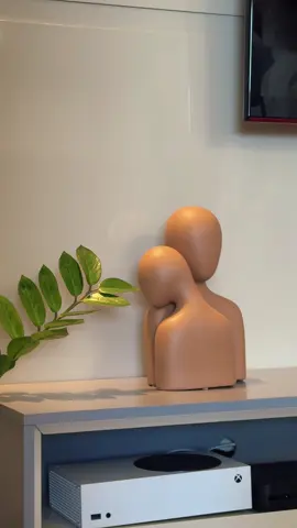 aquela decoração que representa todo o amor dentro de um lar 💛  Escultura casal (mais cores disponíveis) R$ 199 você encontra no site, no tiktokshop e nas lojas físicas!  #decoração #enxovalcasamento #itensdecorativos #casadecorada 