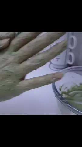 طريقة الاستعمال: يستخدم ثلاث مرات بالاسبوع- يوضع على اليد لمدة 10 دقائق مع التحريك باللطف طوال العشر دقائق ثم يُشطف بالماء جيداً ومن بعدها الترطيب.  #العناية_بالبشرة 