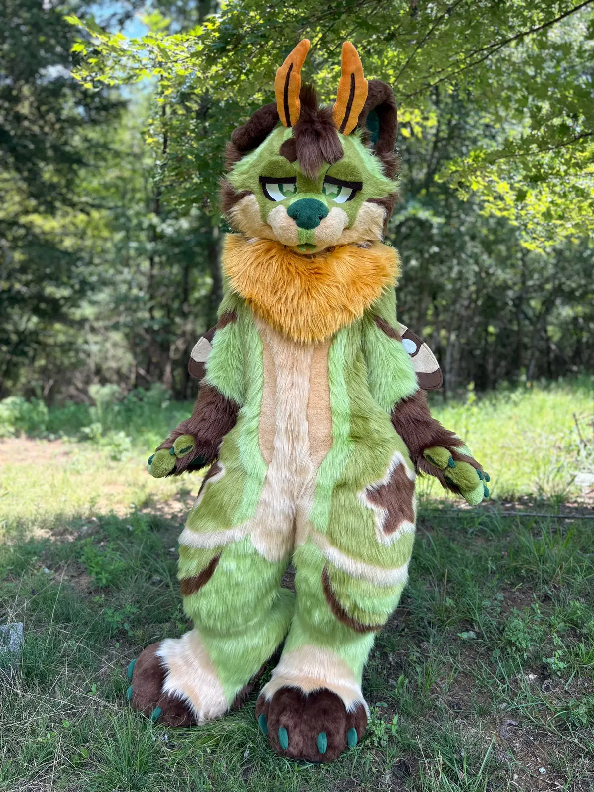 Finished up their neck poof and final details last night and had my friend snap some pics for me today. This suit has been such a labor of love and has truly done so much for my inner child. Super excited to debut this baby at #dragoncon in less than 2 weeks!!  Wing tutorial is almost edited and should be coming soon 💚💚💚  #fursuit #furry #fursuitmaker #fursuiter 