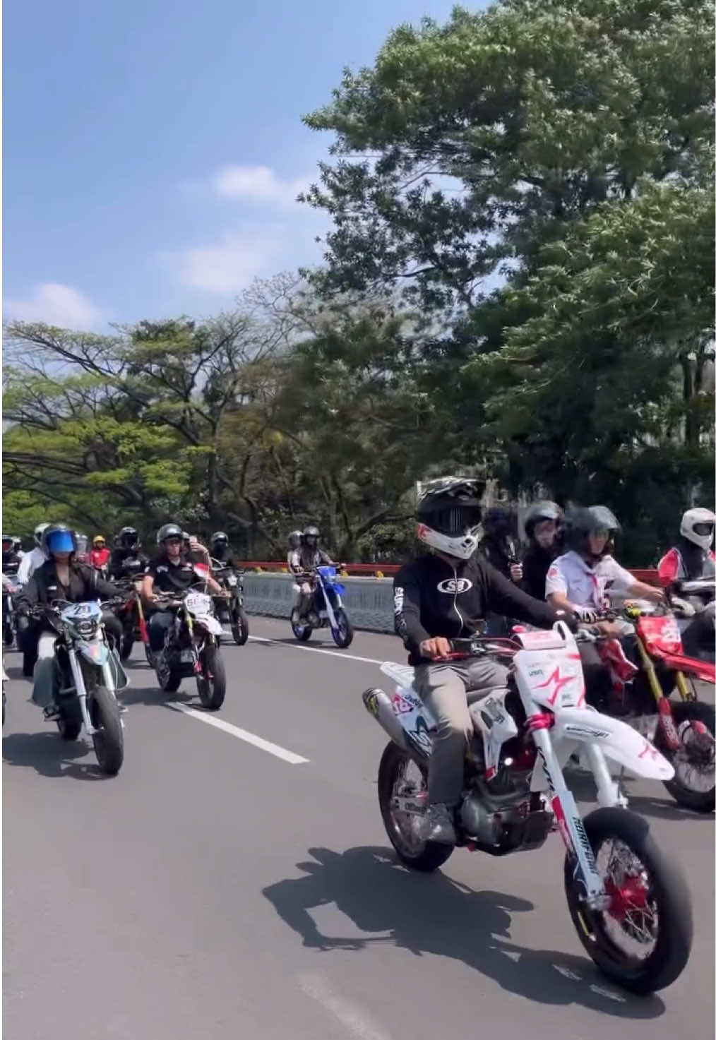 Merah darahku, putih tulangku. Indonesia bukan hanya tanah air, tapi juga jiwa yang hidup dalam setiap langkah kita. Supermoto Indonesia #supermoto #supermotobandung #supermotoindonesia #fyp #indonesia 
