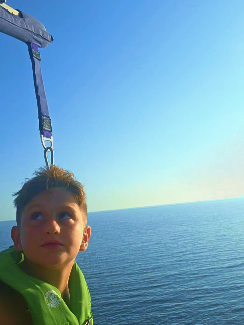 Με έπρηξε να πάμε και να πάμε και να πάμε.... Βρε φοβάμαι... Βρε έχω παράσταση.... Βρε θα μας πάρει ο αέρας.... Τελικά με έπεισε κι είχε δίκιο Απίστευτη εμπειρία!!!! #parasailing #mitsos #crazy #fatherandson 