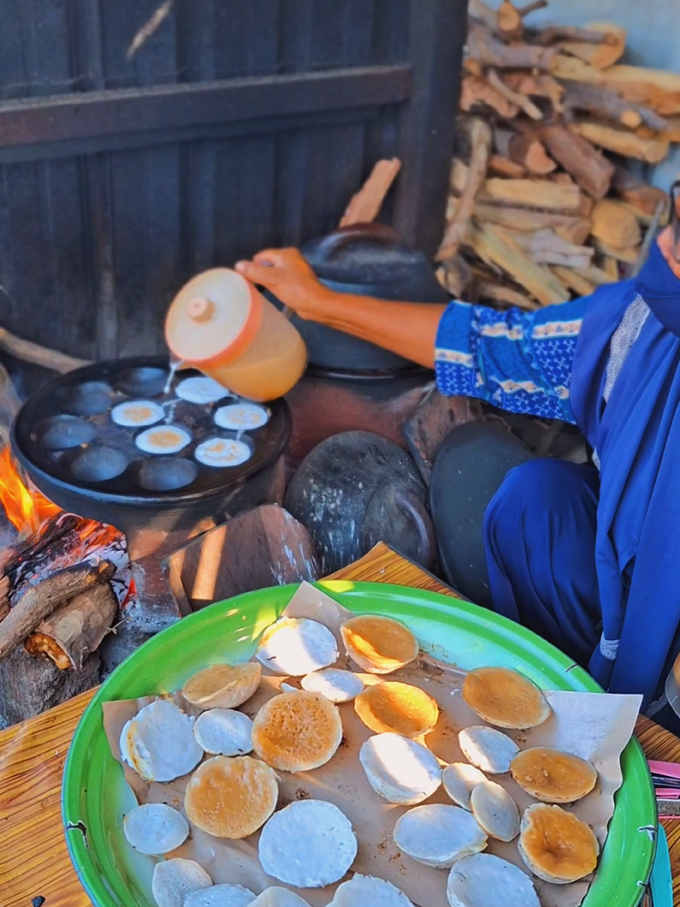 Lembut, manis, dan bikin nagih… siapa yang bisa nolak serabi? 🥰 Serabi lak lak nya orang Selong nih.. Andalan kalo lewat jalur mau ke SDIT ato ke Jobong pasti lewatin serabi ini.. _* Kalo kalian lewat sini jangan lupa beli yaaa 😇 #fypシ゚viralシfypシ゚  #serabi  #lombok