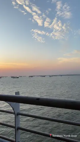 No edit udah secakep ini senjanya⛴️🛟⚓️🏝️🌅🍔 #senja #surabaya #fypシ #cafe 