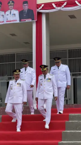 Wakil Bupati Kerinci memimpin upacara penurunan bendera Merah Putih di lapangan Kantor Bupati Bukit Tengah. Dengan penuh khidmat, prosesi ini menjadi penutup rangkaian peringatan HUT ke-80 Kemerdekaan Republik Indonesia. 🇮🇩 Dirgahayu Republik Indonesia ke-80 “Terus Melaju untuk Indonesia Maju”  