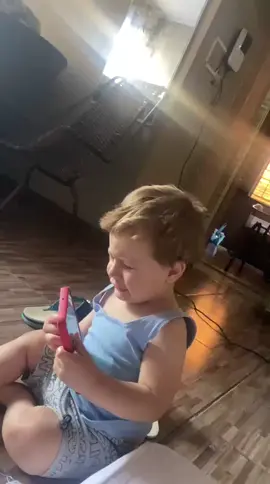 Meu bebêzin bravo no celular! Mãe ama 👩‍👦♥️ #meulindo #nenedamamae❤ #babytiktok #babylove #babyboy 