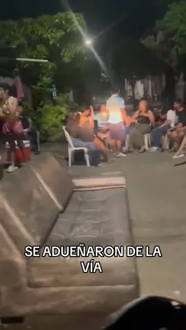 #DenunciaCiudadana “Sacaron la casa por la ventana. Se adueñaron de la calle 22a con carrera 28 de #Yopal”: motociclista a quien este grupo de personas le impidió el paso.