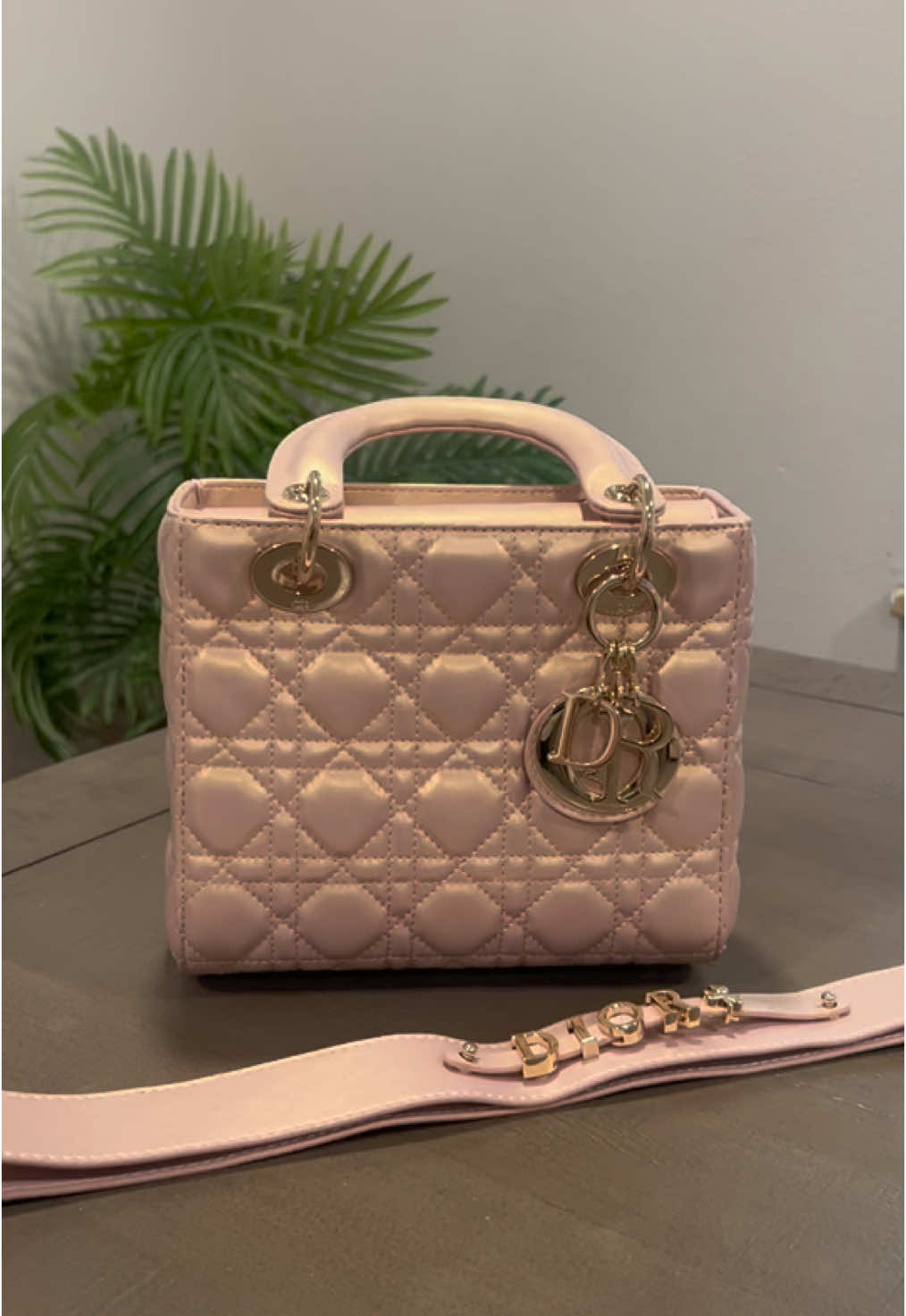 Pink shimmery - champagne hardware 💖 $200 includes shipping #boujee #boujeebags #bags #styl #fancy #buynow #Love #designer #bagsforless #designer #cute #handbag 