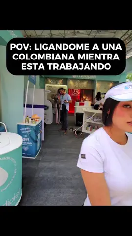 Abordando a una colombiana en su trabajo👇Si hay algo que tienen las colombianas, es esa energía