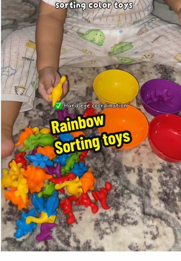 Warna terang memang menarik tau. Anak pun suka 😍 #toys #toy #sortingtoys #colorsorting #colorrecognition 