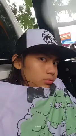 Story 3 | Part 29 | POV: Kung saan hinarang ni Y/N ang CFMOTO (motor) nila Jeo para lang magpapicture ito sakanya.  Nagtipon-tipon ang pamilya nila Jeo at Y/N kasama si Inang. Kita sa mga mukha ng lahat ang tuwa at saya matapos malaman ang balita. Tita Ja: Sawakas! Magkaka-apo na rin ako! Inang: Sabi ko na eh, darating din yung araw na magbubunga ang pagmamahalan niyo. Salamat, Jeo, kasi hindi mo pinabayaan ang anak ko. Napatingin si Jeo kay Y/N, sabay pisil sa kamay nito. Jeo: Hindi ko po talaga pababayaan si Y/N, Inang. Mas lalo na ngayon na may anak na kami. —Fast Forward ILANG LINGGO MAKALIPAS – SIMULA NG PAGLILIHI  Nasa bahay sina Jeo at Y/N. Biglang nagbago ang mood ni Y/N habang nakaupo sa sofa. Y/N: (nakakunot noo) Jeo… ang weird ng amoy ng pabango mo. Amoy baktol ka. Jeo: H-ha? Favorite mo nga itong perfume! Y/N: Ayoko, palitan mo. Napakamot na lang ng ulo si Jeo at agad nagpalit ng shirt.  Jeo: Okay na? Y/N: Jeo… gusto ko ng manggang hilaw… with bagoong.  Jeo:  Baby, madaling araw na— Y/N: Hindi mo ba ako pagbibigyan? Sige, wag na… Jeo: Hoy! Hoy! Huwag kang iiyak, sige na! Maghahanap ako. Y/N: Sa thailand ka bumili... Jeo: ANO??!?!? SA GITNA NG PAGLILIHI NI Y/N Hindi na alam ng kasama nila Jeo kung iiyak ba sila o tatawa sa mga trip ni Y/N tuwing tinatamaan ng paglilihi. Lahat sila isa-isang napagti-tripan ng tesbun. UNA: SI SIKO Alas tres ng madaling araw, nagising ang lahat nang biglang sumigaw si Y/N mula sa kwarto. Y/N: SIKOOOO!!! Gusto ko ng buko, ngayon na! Agad na nagulat si Siko, napapikit pa at halos mahulog sa higaan. Siko: H-ha? Alas tres na, Y/N! Sarado lahat ng tindahan! Y/N: Ayoko ng tindahan. Yung fresh na galing sa puno. Akyatin mo! Nagkatinginan sina Jeo at Tonix, sabay tawa. Siko: Anong kasalanan ko sa tesbun na to? Y/N: (nakapamewang) O Siko, ilang buko nakuha mo kanina? Siko: Tatlo lang, muntik pa ako mahulog. Y/N: Tatlo lang? Ang hina mo naman. Kung si Tonix yun, sampu na siguro naakyat nun. Tonix: Hoy, wag mo kong idamay dyan! Siko: (nanggigigil) Grabe to, Jeo! Alas tres ng umaga, ginawang unggoy ako! Jeo: Eh di wag kang umangal, ikaw yung napili eh. PANGALAWA: SI DOMENG Tanghaling tapat naman, habang nagkukuwentuhan sila sa sala, biglang napatingin si Y/N kay Jeo at Domeng. Y/N: Alam ko na! Domeng, gusto ko makita kayo ni Jeo sumayaw ng… budots! Domeng: Ha?! Budots? Dito? Sa sala? Y/N: Hindi! Gusto ko sa MOA!! Napasandal si Jeo, hindi makapaniwala. Jeo: Baby, seryoso ka ba? Y/N: Mukha ba akong nagbibiro Jeo?!? Napabuntong-hininga si Jeo at napatingin kay Domeng. Jeo: Okay, Domeng. Para sa bata! At doon na nagsimula ang pinaka-cringe pero pinaka-nakakatawang moment at sumayaw ng budots si Jeo at Domeng sa MOA. Matapos sumayaw si Jeo at Domeng, halos hindi makahinga si Y/N sa kakatawa. Y/N: Ang panget! Hala, parang mga palaka na nahulog sa drum. Domeng: Aba! Tesbun ka lang pero ang tapang mo ah. Sa sobrang effort ko, feeling ko pumutok appendix ko. Y/N: Appendix? Wala ka na nun, natanggal na yun high school ka pa. Domeng: Ay oo nga no. Jeo: Kaya pa ba meng? Domeng: Hindi pa nga lumalabas anak mo, ang lupit na mang-asar kagaya mo! PANGATLO: SI TONIX Kinabukasan, nakaupo sila sa kusina nang biglang nagrequest si Y/N. Y/N: Tonix…gusto kita makitang kumain ng palabok.. Tonix: Palabok? Carbonara meron dito tapos palabok hahanapin mo? Y/N: Sige na please? Tonix: Sige, anong klaseng palabok? yung madami sauce or hindi? Y/N: Basta palabok pero dapat violet yung kulay ng palabok. Tonix: Ano?! Violet?! May ganun ba?! Siko: HAHAHAHAHAHAHAHA Tonix: (nagkakamot ulo) Eh saan ako kukuha ng violet na palabok?! Y/N: (nagmumukmok) Ayaw mo? Sige… huwag na… Agad na kinabahan si Tonix at lumapit kay Jeo. Tonix: (bulong) Bro, paano ko gagawin yun?! Violet na palabok?! Jeo: (tawa pa rin) Bahala ka na dyan. Kung ako sayo, kulayan mo ng food color. #pov #au #foryou #filoau #jeoong #jeoongedits #fypシ #fyp #jeremiahong #jeremiahemmanuelong #allgoodinthehood #ongfam #JeoOng #agith🌴🏝️ #ongfamedits #