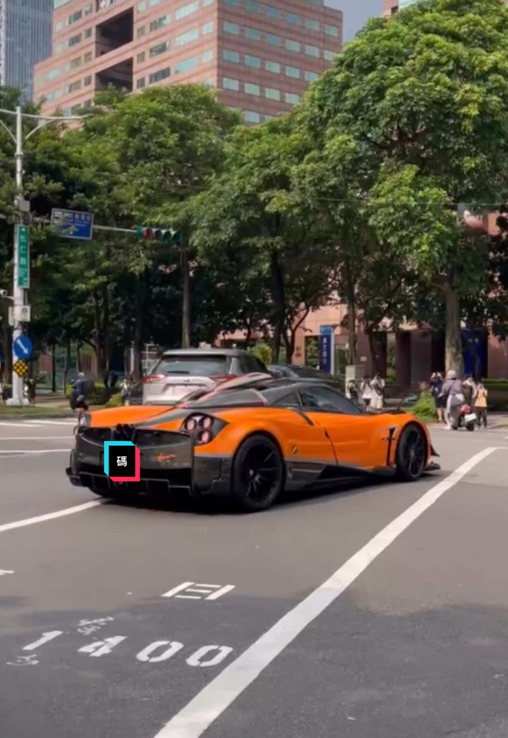 超跑現身，路人全暴動！全球限量100台 Pagani Huayra！ #Pagani #PaganiHuayra #Huayra #HuayraBC #HuayraRoadster                                                                                              