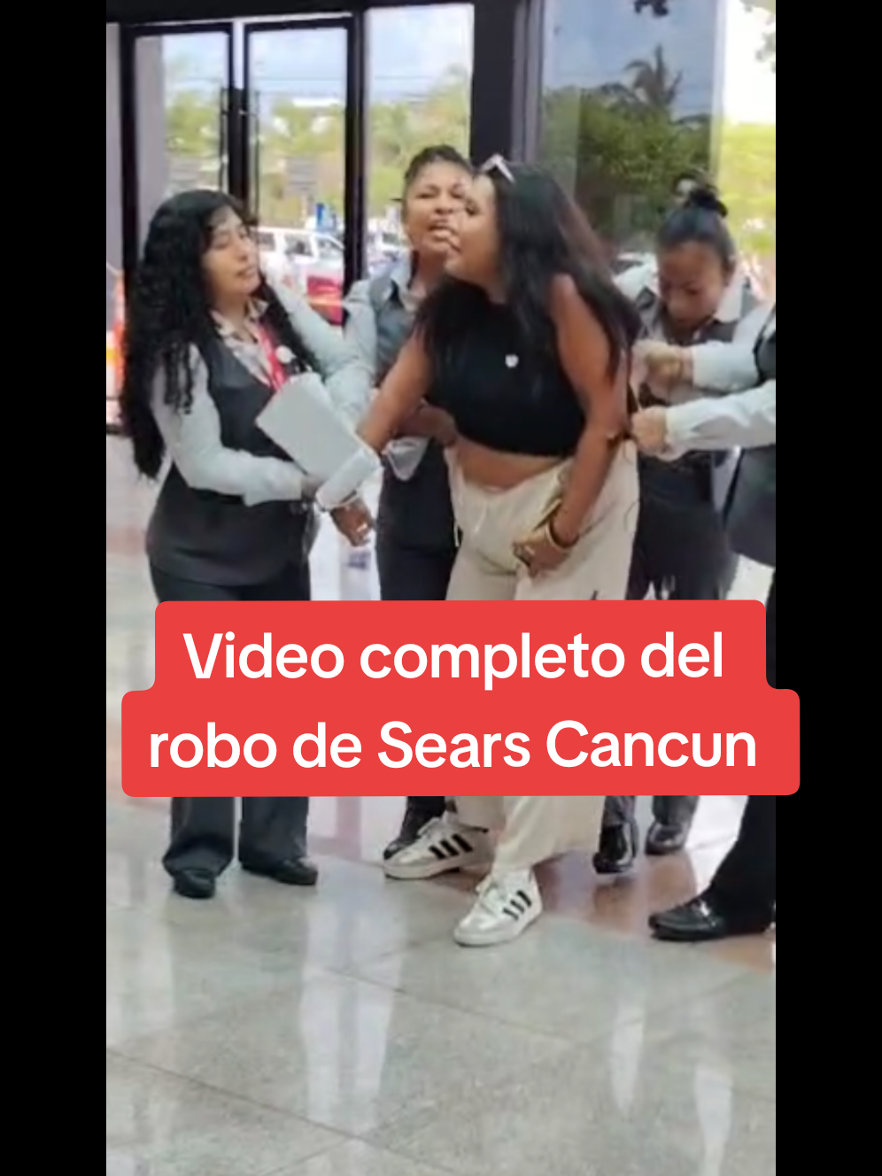 Se robo 17 🐀perfumes en el Sears de plaza las Américas Cancun pensó que no pasaría nada💀🤭 #plazalasamericascancun #searscancun #raterosmexico #cancun #rat #robando 