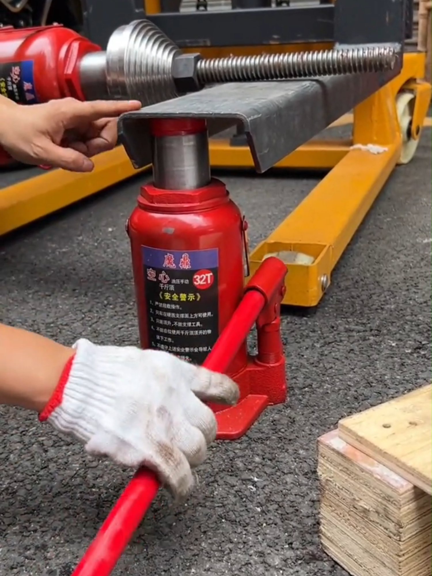 Con đội thủy lực 50 tấn DBK Việt Nam với giá cực kì hấp dẫn. #condoithuyluc #thuyluc #kích #garage #car #dbkvietnam