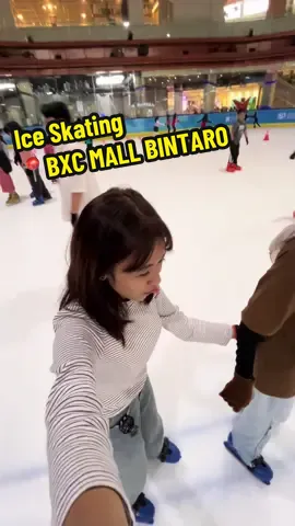 Main Ice skating sepuasnyaa🤩 diii BX RINK Bintaro 👀 🦭 prepare sarung tangan dan kaos kaki yaaw👌🏻  #IceSkating #bxcmallbintaro #bxrinkbintaro #KAI #travelokaxperience 