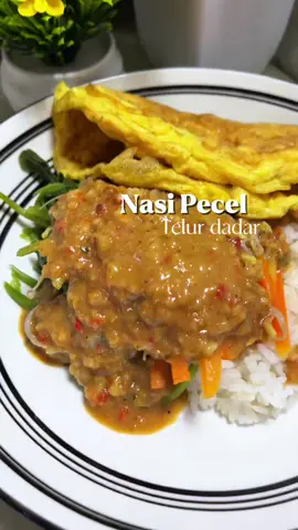 Nasi Pecel Telur Dadar , menu sarapan simple dan sehat , nahh kali ini bumbu pecelnya aku pke dari sambel pecelnya @bunda.indonesia , sambel pecel yg banyak varian rasa , dan yg pasti buatnya simple bgt , tinggal di seduh pke air panas aja 🤤✨ #sambalpecelenak #pecelpraktis #makanenak #masakansimple #fyp 