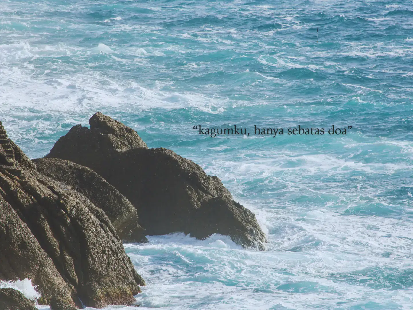 Ada rasa yang tumbuh begitu lembut setiap kali namamu hadir dalam ingatan, namun aku memilih menjaganya dengan cara yang paling sederhana: doa. Kagumku tidak menjelma dalam kata-kata manis atau perhatian berlebih, melainkan dalam bisikan lirih yang hanya Allah yang mendengar. Karena aku tahu, kagum tanpa arah bisa menjadi beban, tetapi doa akan selalu menjadi jalan paling indah untuk menitipkanmu pada kebaikan. Aku tidak berharap lebih dari sekadar melihatmu bahagia. Doaku mungkin tak pernah kamu ketahui, sebab aku melantunkannya disudut paling tersembunyi. Tapi aku percaya, Allah pasti mendengar dan tak pernah menolak doa yang tulus. Dalam setiap sujudku, aku sisipkan namamu, bukan untuk memilikimu, melainkan untuk memohonkan segala kebaikan agar selalu melingkupimu. Kagum ini tetap diam, tidak mengusik, hanya menenangkan. Sebab pada akhirnya, mencintai dalam diam itu bukan tentang memiliki, melainkan tentang menjaga hati tetap bersih. Dan doa adalah caraku menjaga rasa ini tetap suci. Biarlah semesta menjadi saksi, bahwa ada seseorang yang selalu mendoakanmu dari kejauhan—tanpa pernah meminta balasan, tanpa pernah menuntut jawaban.