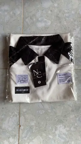 Áo Polo Phối Cổ SPION – Local Brand 	•	Thiết kế unisex, form oversize thời thượng 	•	Phù hợp cho cả nam và nữ 	•	Chất liệu thoáng mát, dễ phối đồ 	•	Mã sản phẩm: KNC 192 👉 Item basic nhưng vẫn cực chất, thích hợp đi học, đi chơi hay dạo phố.  #áopololocalbrand 